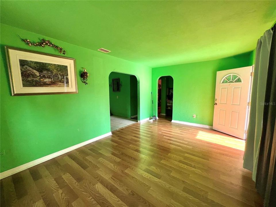 For Sale: $250,000 (2 beds, 1 baths, 982 Square Feet)