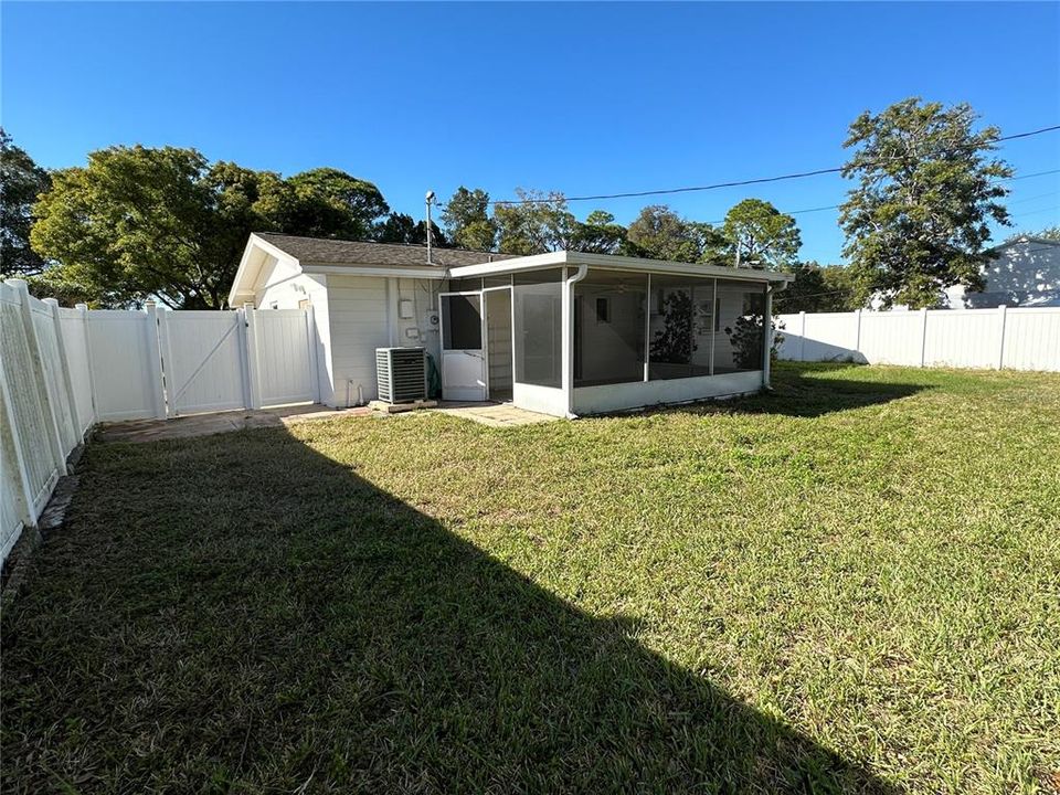 Active With Contract: $250,000 (2 beds, 1 baths, 696 Square Feet)