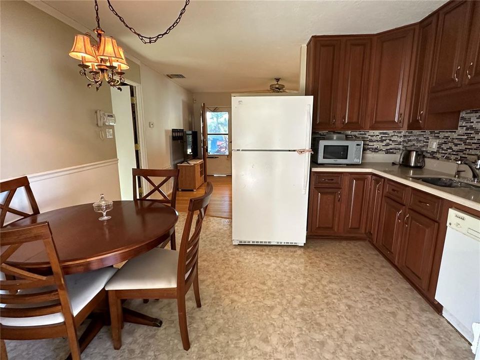 Active With Contract: $250,000 (2 beds, 1 baths, 696 Square Feet)