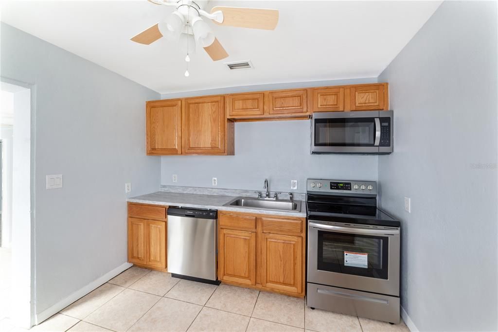 Active With Contract: $219,990 (3 beds, 2 baths, 1212 Square Feet)
