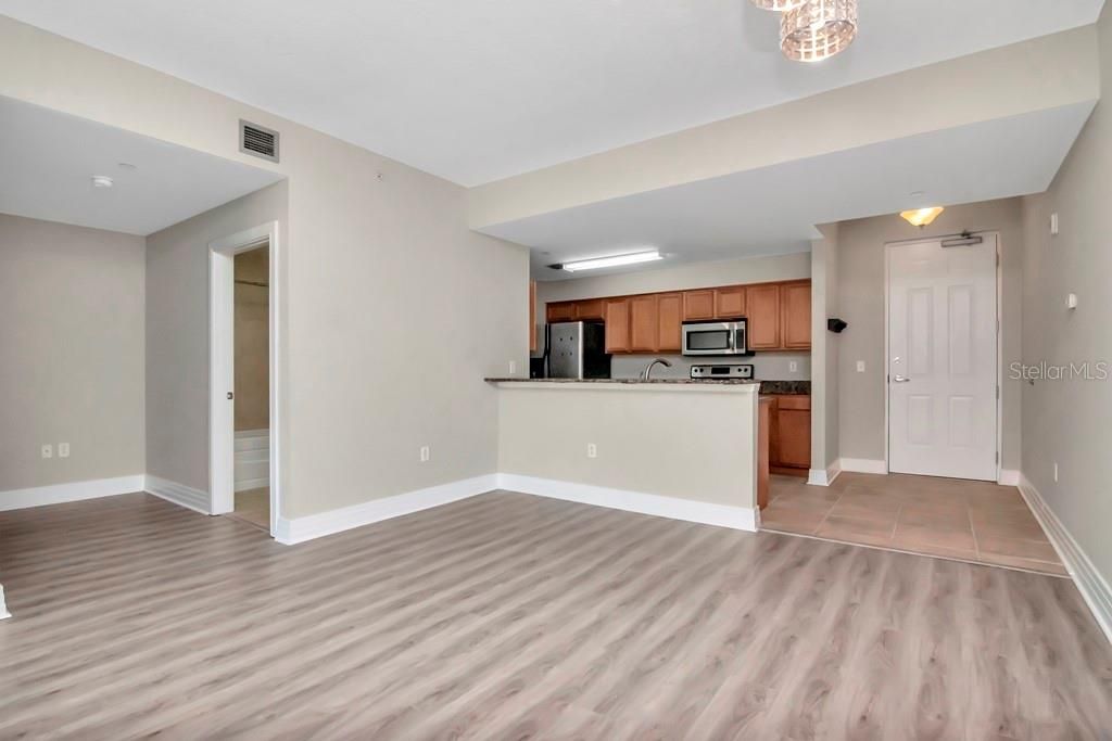 For Rent: $2,350 (1 beds, 1 baths, 1045 Square Feet)