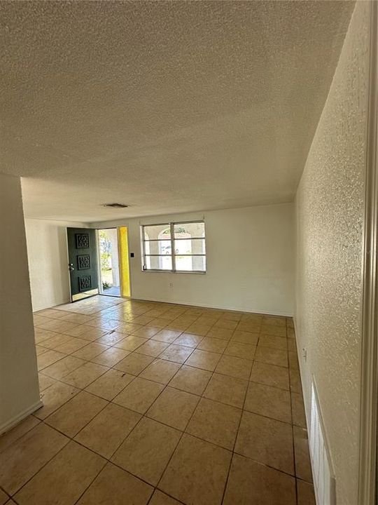Recently Rented: $1,395 (2 beds, 1 baths, 840 Square Feet)