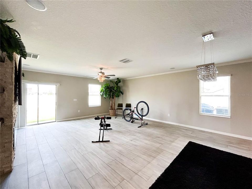 For Sale: $475,000 (5 beds, 2 baths, 2949 Square Feet)