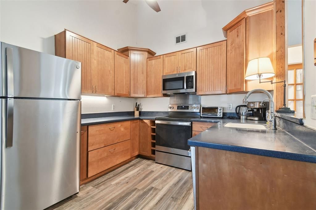 For Sale: $350,000 (2 beds, 1 baths, 935 Square Feet)