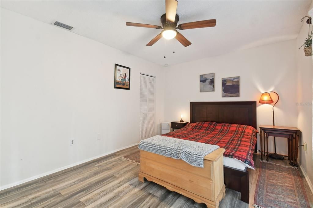 For Sale: $350,000 (2 beds, 1 baths, 935 Square Feet)