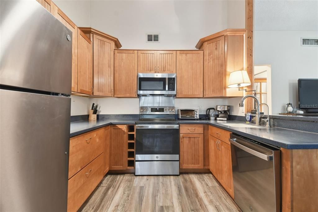 For Sale: $339,900 (2 beds, 1 baths, 935 Square Feet)
