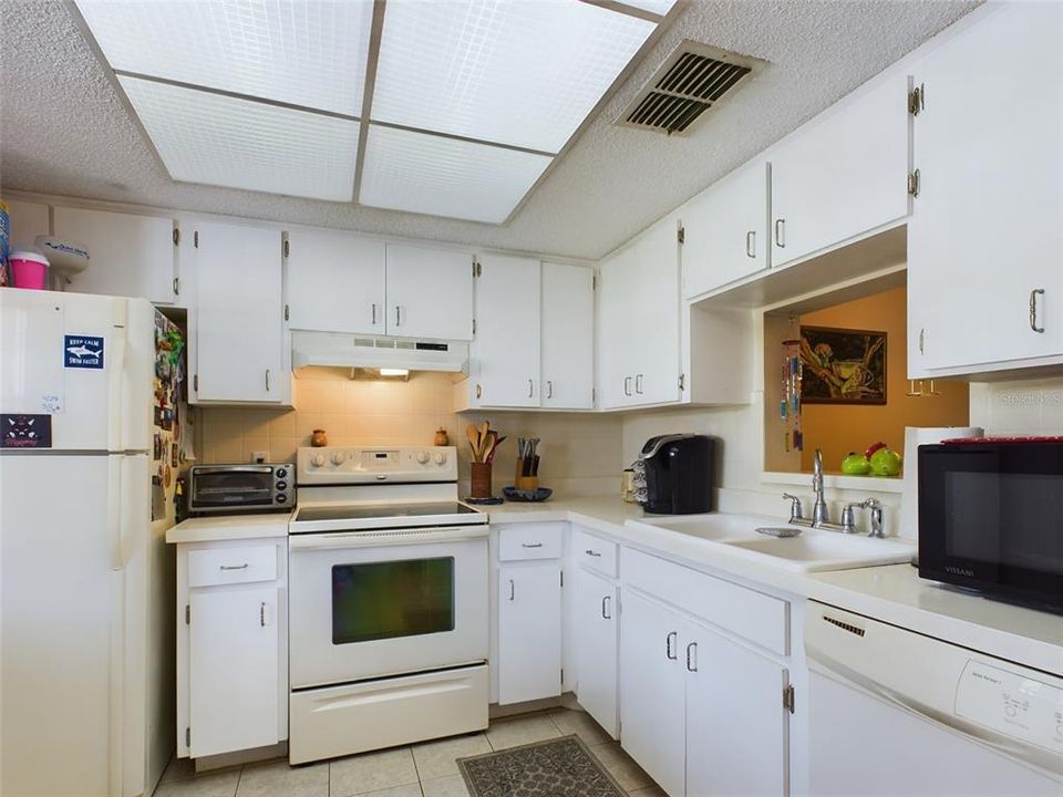 For Sale: $205,000 (2 beds, 2 baths, 1060 Square Feet)