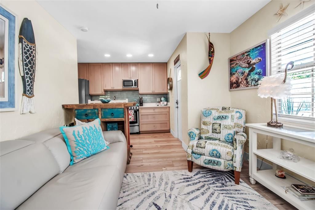 Active With Contract: $320,000 (1 beds, 1 baths, 372 Square Feet)