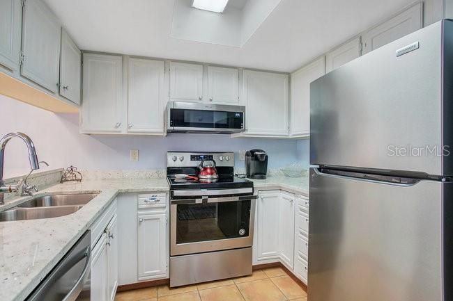 For Sale: $256,000 (2 beds, 2 baths, 967 Square Feet)