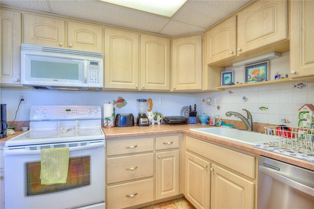 For Sale: $307,900 (1 beds, 1 baths, 795 Square Feet)