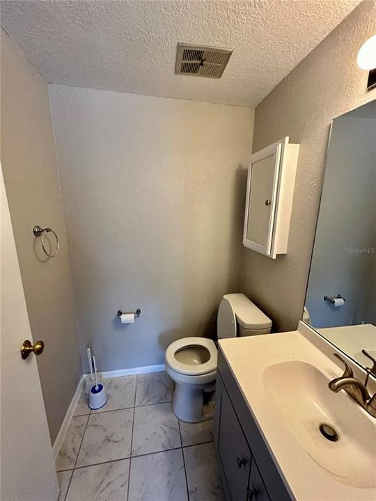 Active With Contract: $259,000 (2 beds, 1 baths, 864 Square Feet)