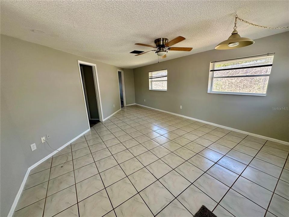 Active With Contract: $259,000 (2 beds, 1 baths, 864 Square Feet)