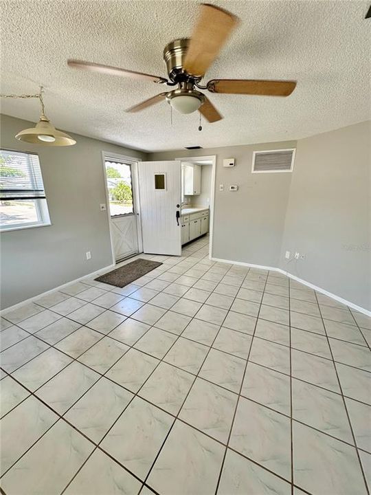Active With Contract: $259,000 (2 beds, 1 baths, 864 Square Feet)