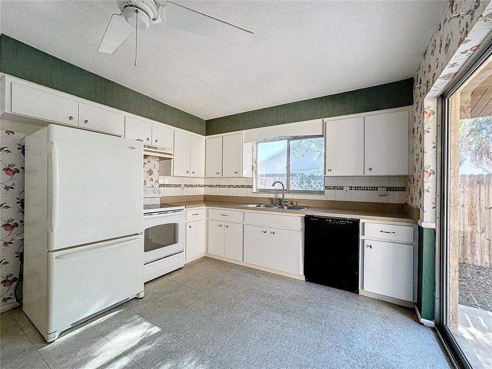 For Sale: $349,900 (3 beds, 2 baths, 1272 Square Feet)