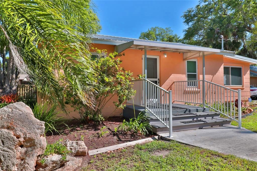 For Sale: $349,000 (2 beds, 1 baths, 875 Square Feet)