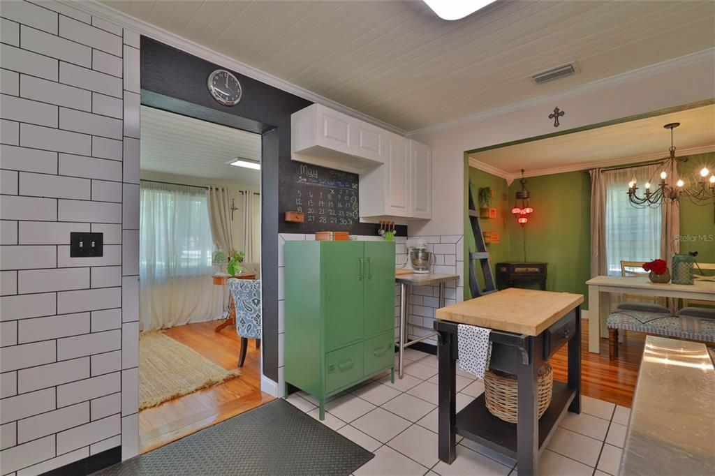 For Sale: $349,000 (2 beds, 1 baths, 875 Square Feet)