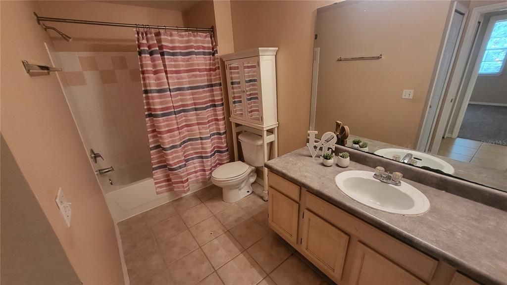 For Rent: $1,425 (1 beds, 1 baths, 885 Square Feet)