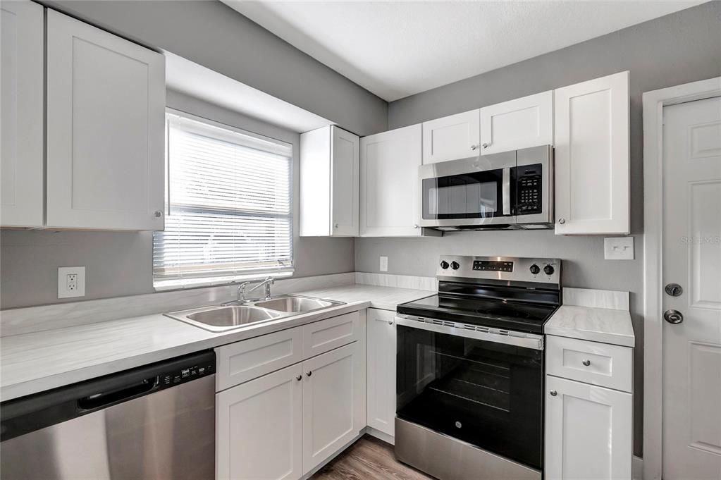 For Sale: $329,900 (2 beds, 2 baths, 1090 Square Feet)