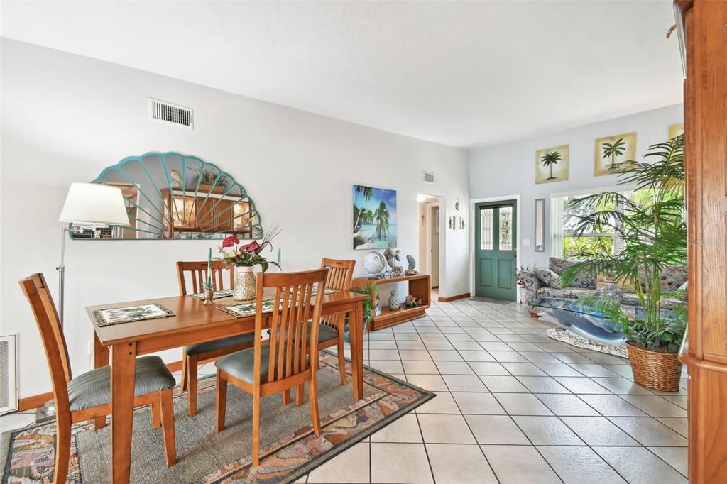 For Sale: $1,200,000 (2 beds, 1 baths, 1360 Square Feet)