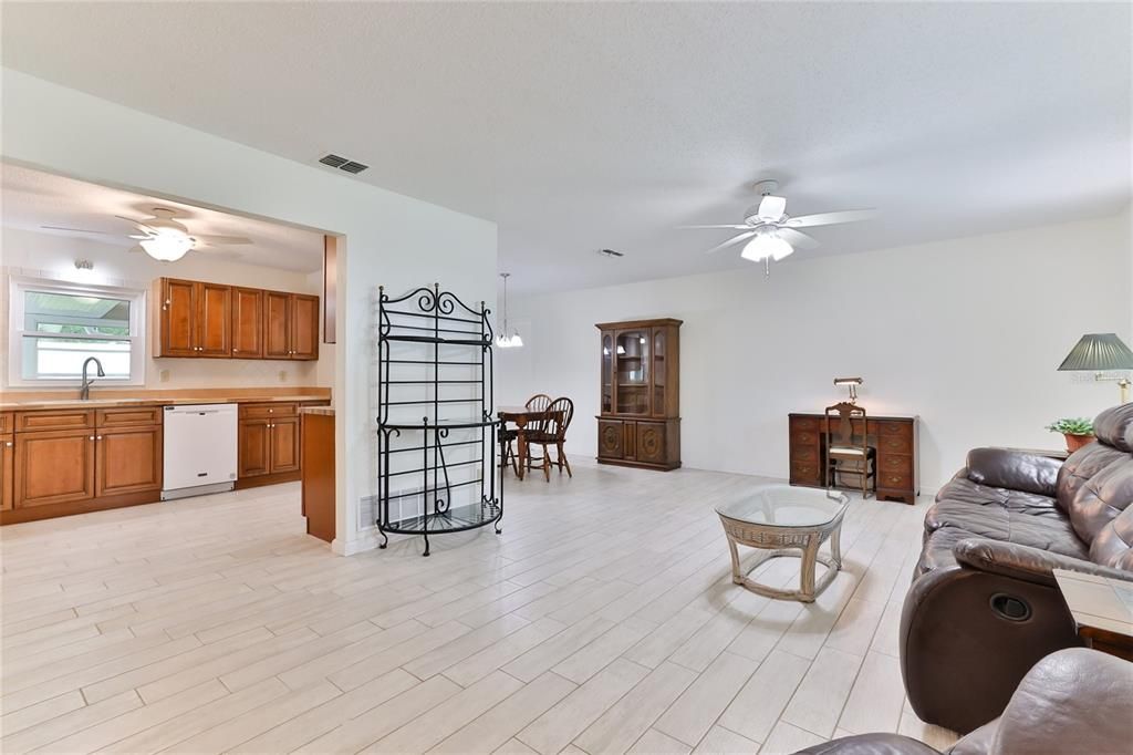 For Sale: $349,500 (3 beds, 2 baths, 1485 Square Feet)