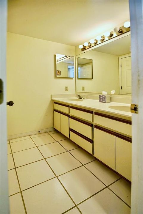 For Sale: $419,000 (2 beds, 2 baths, 1162 Square Feet)