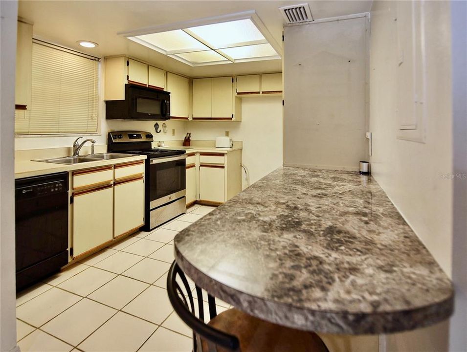 For Sale: $419,000 (2 beds, 2 baths, 1162 Square Feet)