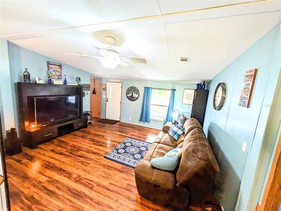For Sale: $185,000 (2 beds, 2 baths, 960 Square Feet)