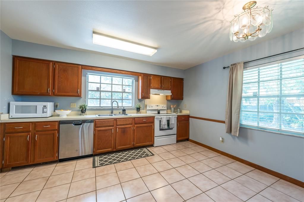 For Sale: $285,000 (2 beds, 2 baths, 1246 Square Feet)