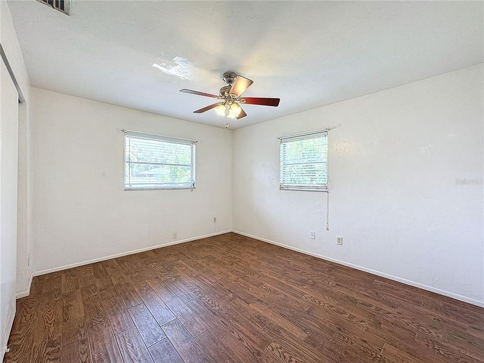 For Sale: $299,500 (2 beds, 1 baths, 900 Square Feet)