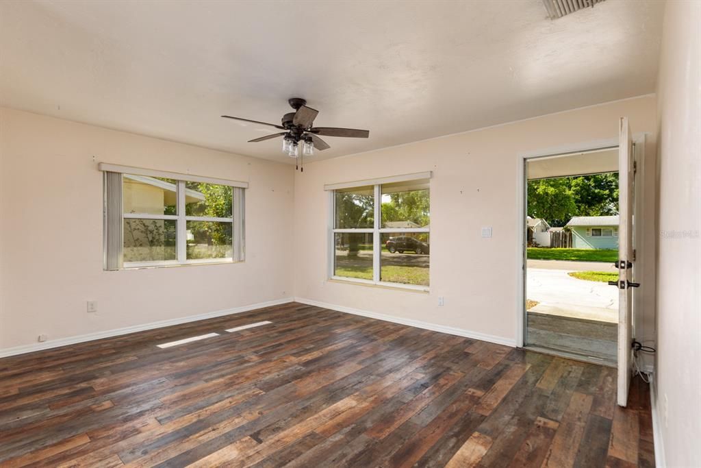 For Sale: $399,900 (3 beds, 2 baths, 1075 Square Feet)