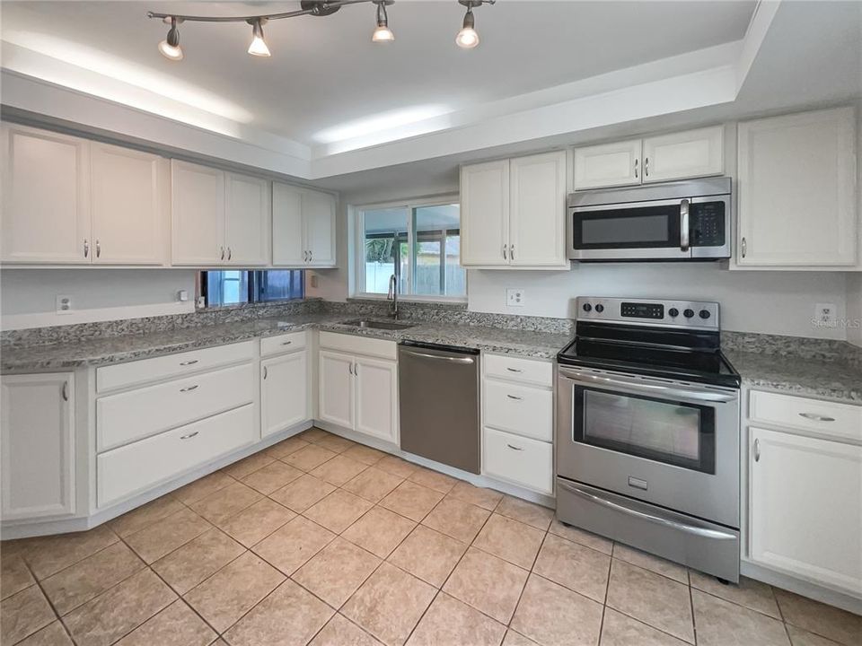 For Sale: $345,000 (2 beds, 1 baths, 1225 Square Feet)