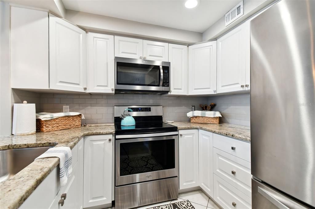 Active With Contract: $139,900 (1 beds, 1 baths, 565 Square Feet)