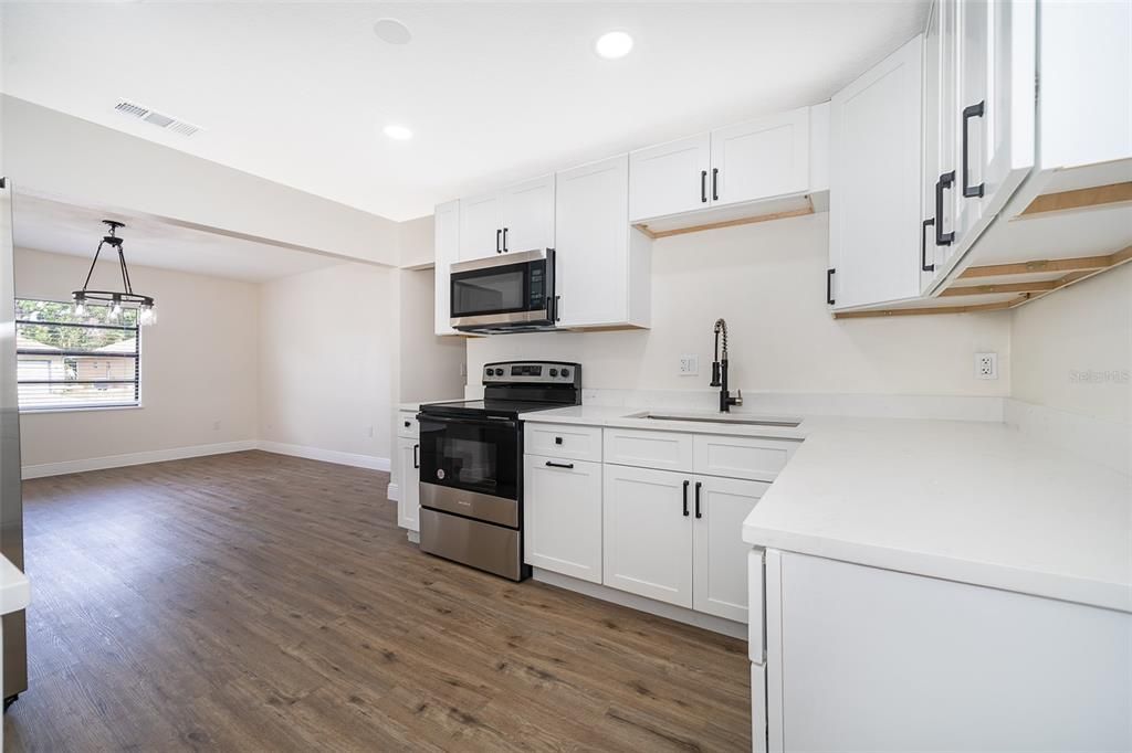 For Sale: $275,000 (2 beds, 1 baths, 1104 Square Feet)