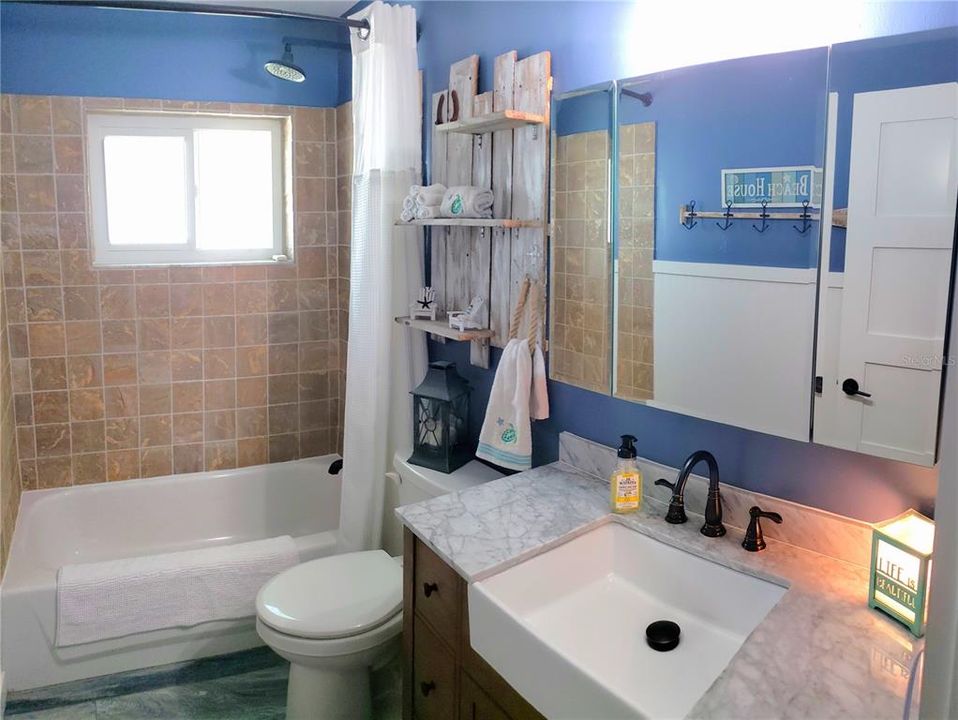 For Sale: $450,000 (3 beds, 1 baths, 921 Square Feet)