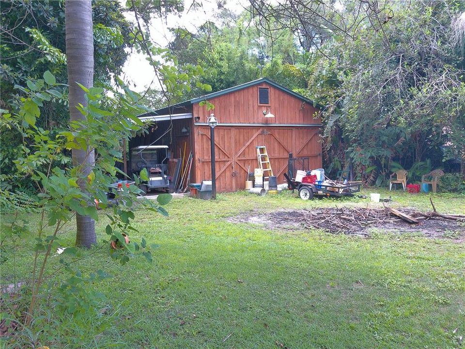 Barn exterior/Workshop/Apartment/Mother-in-Law Suite (before clean up)