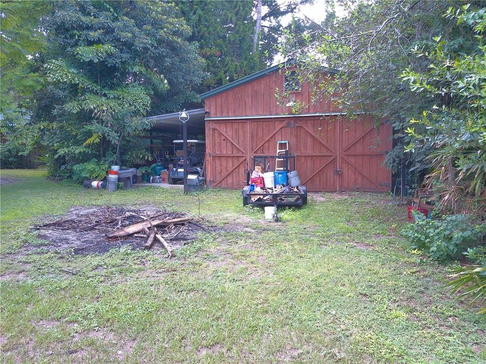 Barn exterior/Workshop/Apartment/Mother-in-Law Suite (before clean up)