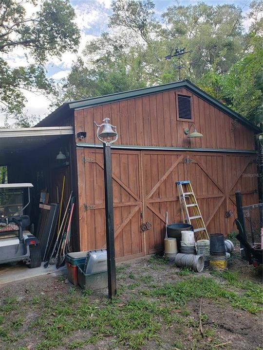 Barn exterior/Workshop/Apartment/Mother-in-Law Suite (before clean up)