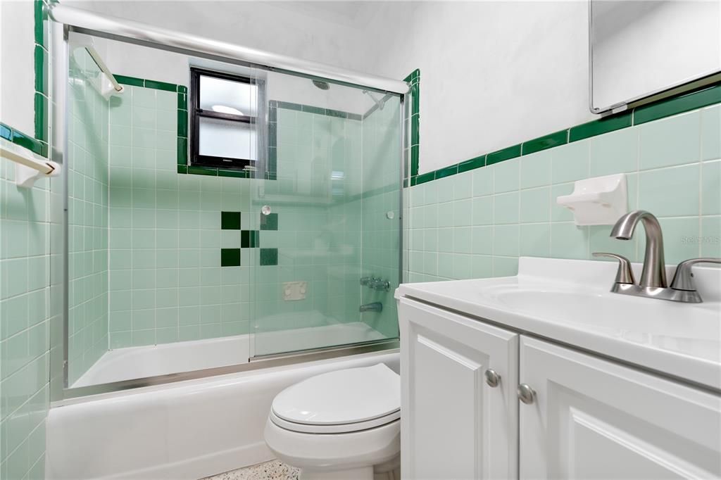 For Sale: $395,000 (3 beds, 1 baths, 984 Square Feet)