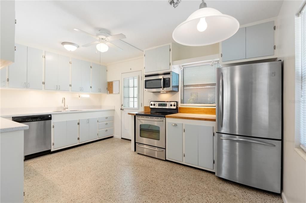For Sale: $395,000 (3 beds, 1 baths, 984 Square Feet)