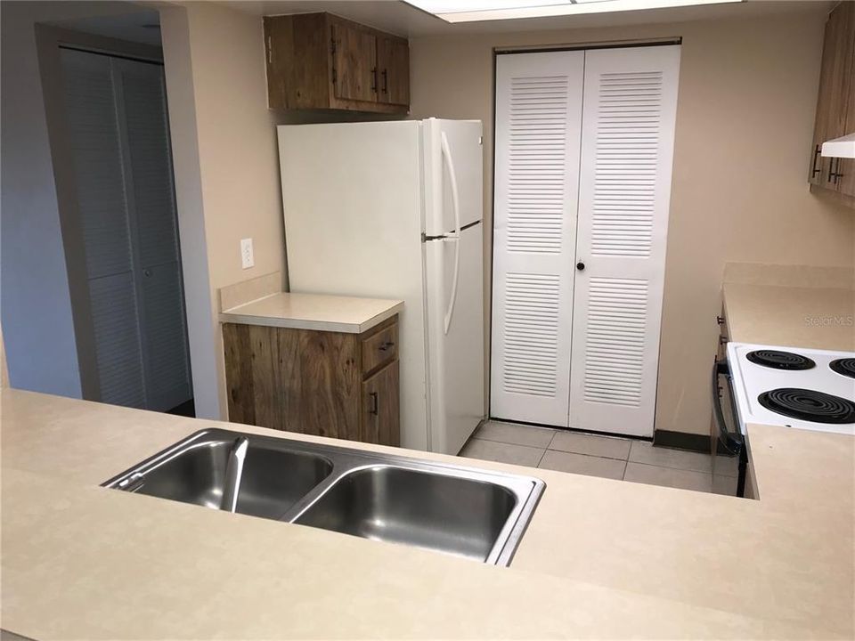 Active With Contract: $154,900 (2 beds, 2 baths, 1231 Square Feet)