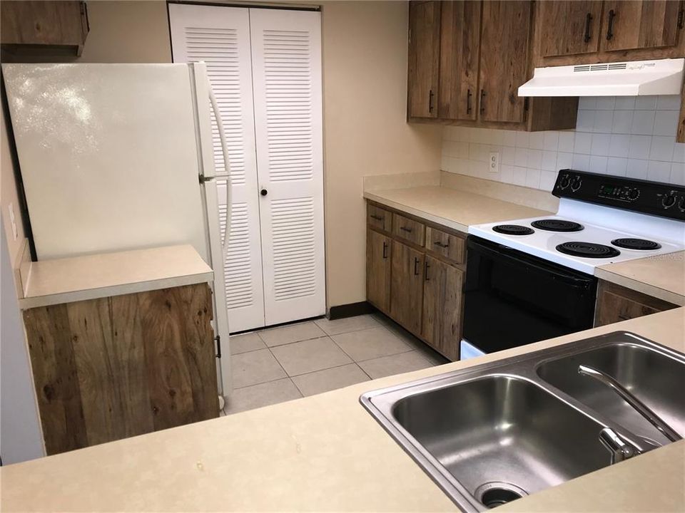 Active With Contract: $154,900 (2 beds, 2 baths, 1231 Square Feet)