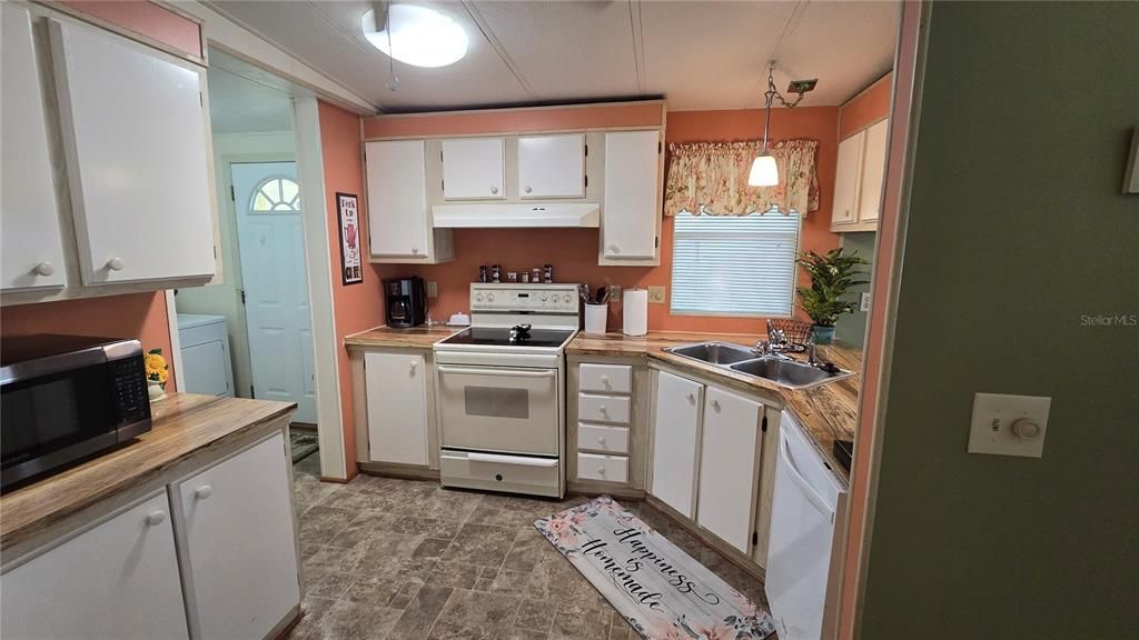 For Rent: $2,000 (2 beds, 2 baths, 1048 Square Feet)