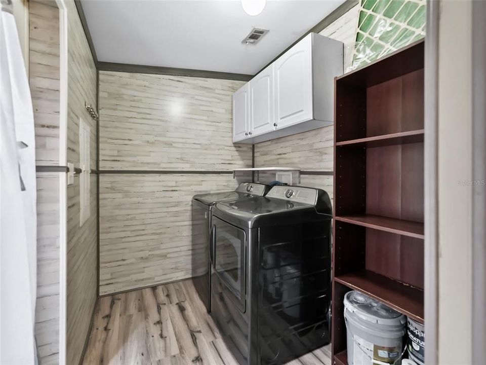 Active With Contract: $199,900 (3 beds, 2 baths, 1404 Square Feet)