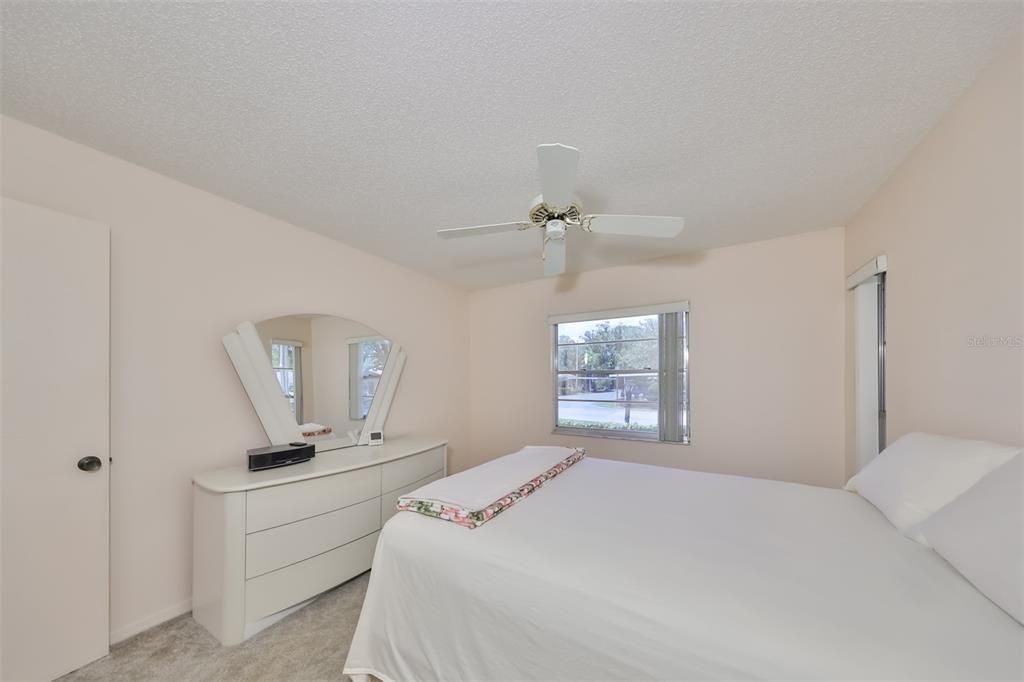 For Sale: $165,000 (2 beds, 2 baths, 984 Square Feet)