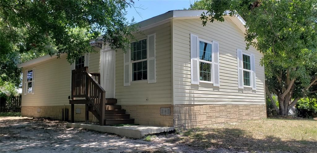 Active With Contract: $169,900 (2 beds, 2 baths, 1080 Square Feet)