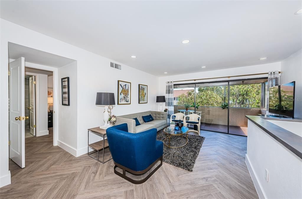 Active With Contract: $240,000 (1 beds, 1 baths, 930 Square Feet)