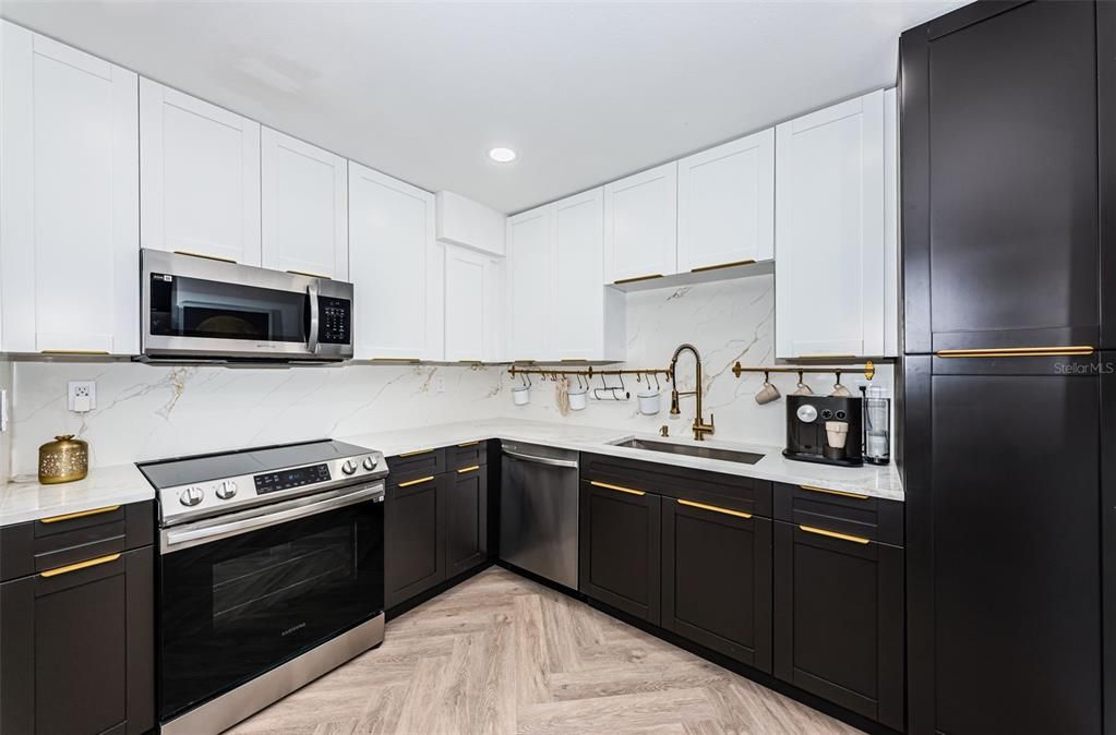 Active With Contract: $240,000 (1 beds, 1 baths, 930 Square Feet)