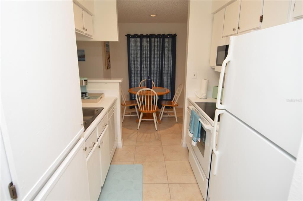 For Sale: $160,000 (1 beds, 1 baths, 581 Square Feet)