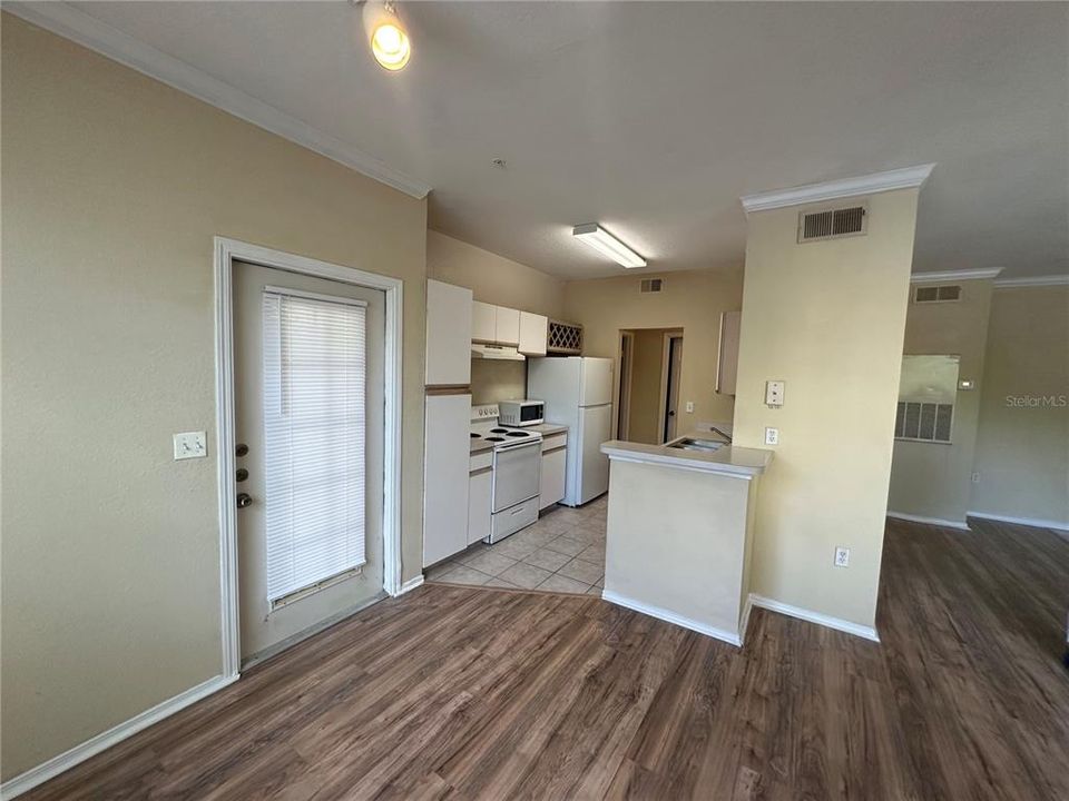 Active With Contract: $167,000 (1 beds, 1 baths, 854 Square Feet)