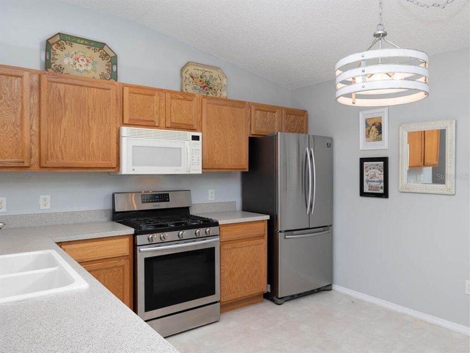 For Sale: $299,000 (2 beds, 2 baths, 1156 Square Feet)